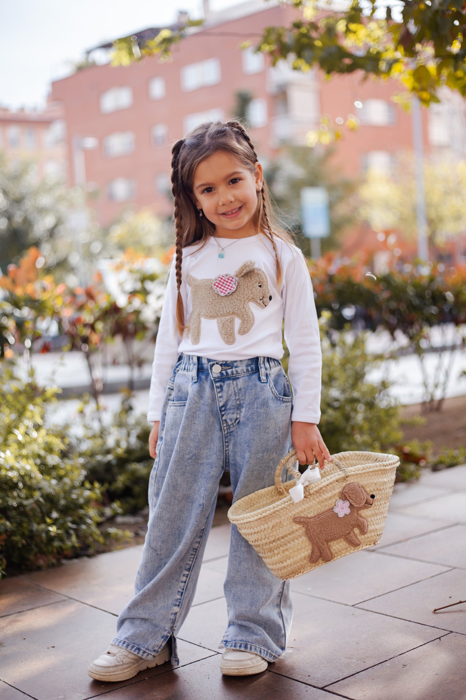 hund-kitty-weisses-shirt-langarm-mit-teddyfell-applikation-und-blume-ziegfeld-kids