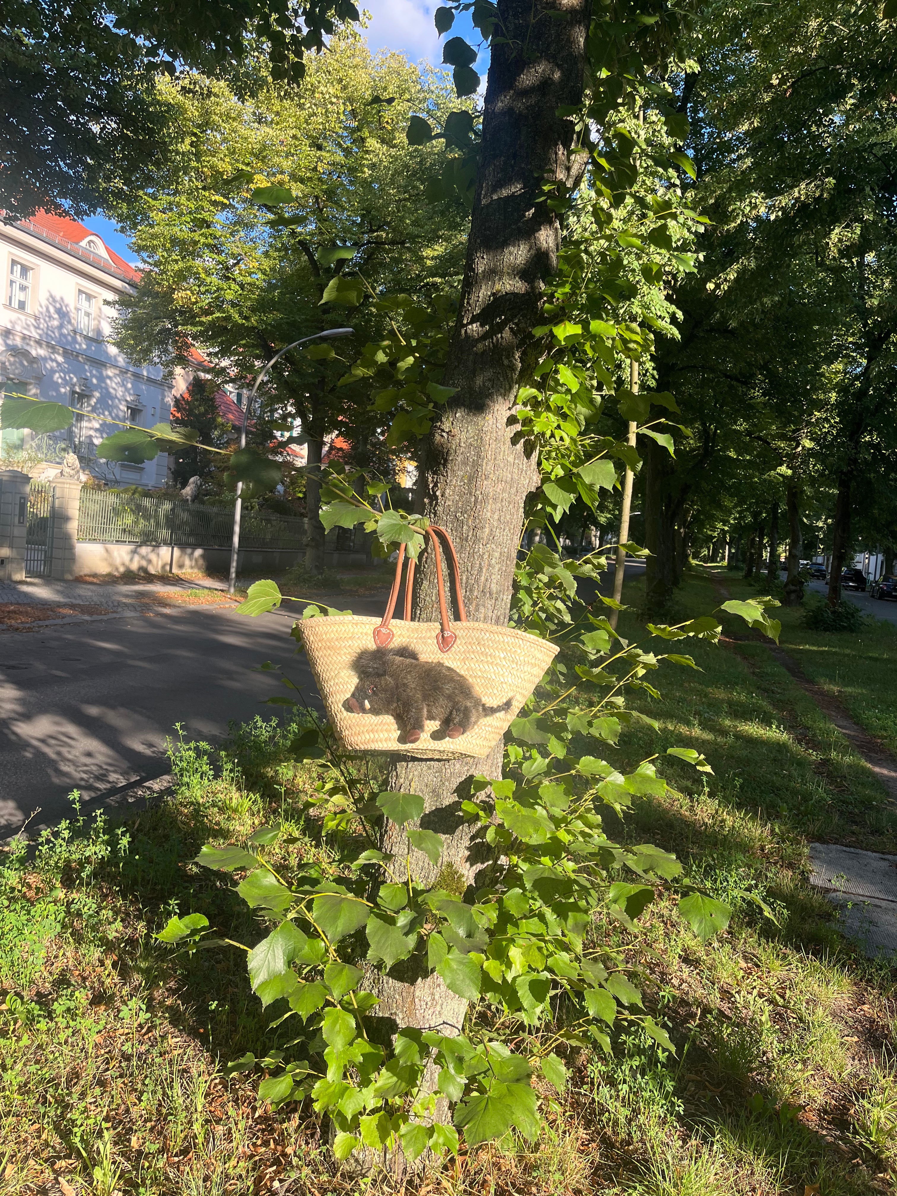 Large basket bag with wild boar Waldemar, leather handles and leather pocket inside